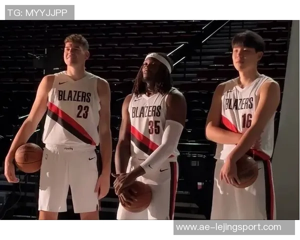 杨瀚森与奥登同框合影分享小圣诞树装饰喜悦时刻即将迎接12月的到来